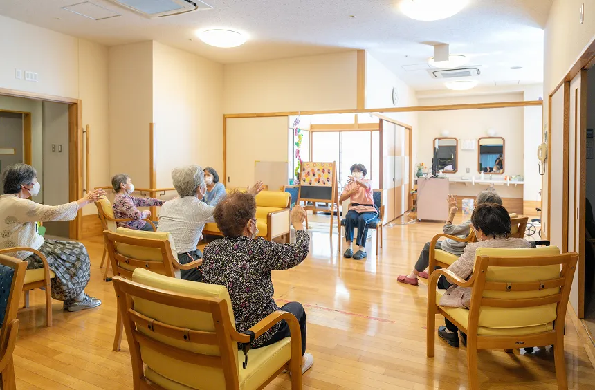 かーさ・びあんか華音で職員と体操をする様子