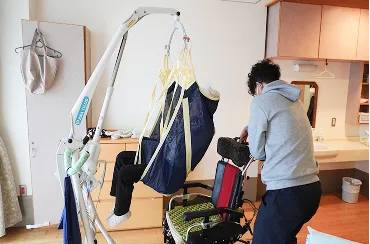 かーさ・びあんかの設備を使用して安心して車いすに移動している様子