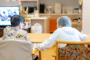 かーさ・びあんかで入居者同士で会話する様子